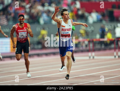 Doha, Katar. 30 Sep, 2019. Karsten Warholm Norwegen feiert Gold gewinnen in die 400 Meter Hürden der Männer während des 17. IAAF Leichtathletik WM in der Khalifa Stadion in Doha, Katar. Ulrik Pedersen/CSM/Alamy leben Nachrichten Stockfoto