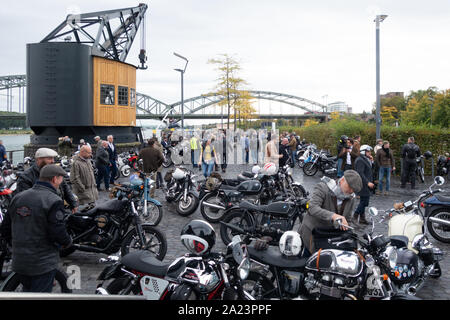 Die Teilnehmer der Fahrt Anhalten des Distinguished Gentleman am Rheinkran "Die Alten Hercules' im Rheinauhafen, 29.09.2019, Köln, Deutschland. Stockfoto