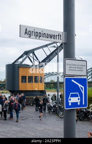 Die Teilnehmer der Fahrt Anhalten des Distinguished Gentleman am Rheinkran "Die Alten Hercules' im Rheinauhafen, 29.09.2019, Köln, Deutschland. Stockfoto