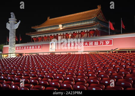 Peking, China. 1. Okt, 2019. Foto am Okt. 1, 2019 zeigt die Nacht, Blick auf die Tian'anmen Podiumsplatz in Peking, der Hauptstadt von China. Credit: xiaoguang Luo/Xinhua/Alamy leben Nachrichten Stockfoto