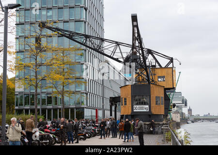 Die Teilnehmer der Fahrt Anhalten des Distinguished Gentleman am Rheinkran "Die Alten Hercules' im Rheinauhafen, 29.09.2019, Köln, Deutschland. Stockfoto