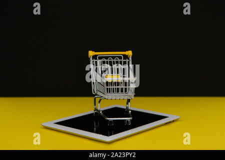 Schwarzer Freitag oder blackfriday Tag Konzept. Kleine Katze auf einem Tablett mit Platz für Text Stockfoto