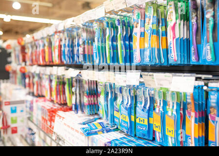 Minsk, Weißrussland - September 27, 2019: Counter mit verschiedenen Zahnpasten und -bürsten in einem Supermarkt. Stockfoto