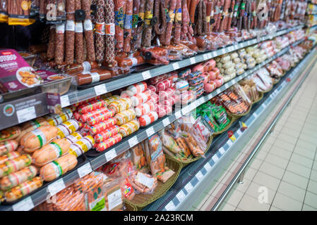 Minsk, Weißrussland - September 27, 2019: Supermarkt Zähler mit verschiedenen Fleisch- und Wurstwaren Stockfoto