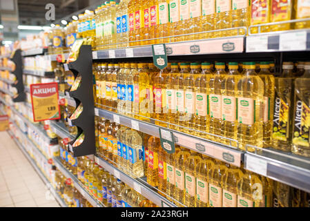 Minsk, Weißrussland - September 27, 2019: Supermarkt Zähler mit verschiedenen pflanzlichen Öl Stockfoto