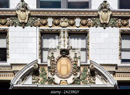 Reich verzierte Terra Cotta und Metallgitter Arbeit über dem Eingang zum Hearst Building in der Market Street und 3 rd, San Francisco, Kalifornien Stockfoto