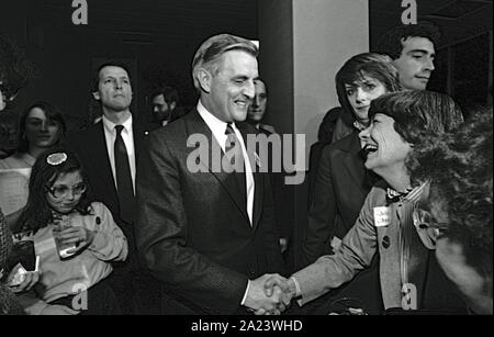 Washington DC, USA, 15. Februar 1984 Washington DC, USA, 15. Februar 1984 ehemaligen Vereinigten Staaten Vizepräsident Walter Mondale der Demokratische Präsidentschaftskandidat eine Fundraising Rallye am Sitz der sorgt jetzt. Er ist inzwischen Präsident Judy Goldschmied und Kongressabgeordnete Barbara Mikulski Demokrat von Maryland begleitet Stockfoto
