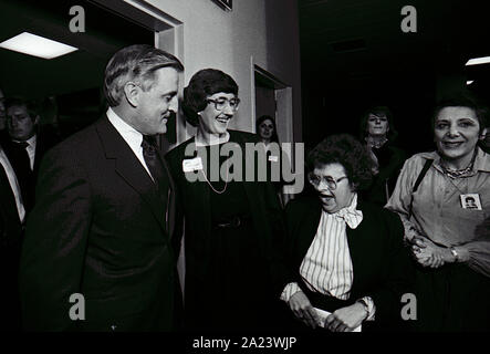 Washington DC, USA, 15. Februar 1984 Washington DC, USA, 15. Februar 1984 ehemaligen Vereinigten Staaten Vizepräsident Walter Mondale der Demokratische Präsidentschaftskandidat eine Fundraising Rallye am Sitz der sorgt jetzt. Er ist inzwischen Präsident Judy Goldschmied und Kongressabgeordnete Barbara Mikulski Demokrat von Maryland begleitet Stockfoto