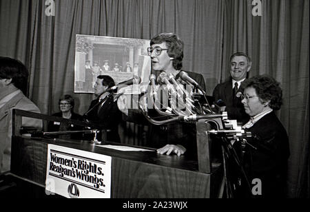 Washington DC, USA, 15. Februar 1984 Washington DC, USA, 15. Februar 1984 ehemaligen Vereinigten Staaten Vizepräsident Walter Mondale der Demokratische Präsidentschaftskandidat eine Fundraising Rallye am Sitz der sorgt jetzt. Er ist inzwischen Präsident Judy Goldschmied und Kongressabgeordnete Barbara Mikulski Demokrat von Maryland begleitet Stockfoto