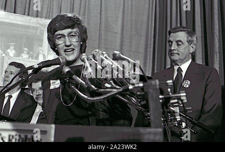 Washington DC, USA, 15. Februar 1984 Washington DC, USA, 15. Februar 1984 ehemaligen Vereinigten Staaten Vizepräsident Walter Mondale der Demokratische Präsidentschaftskandidat eine Fundraising Rallye am Sitz der sorgt jetzt. Er ist inzwischen Präsident Judy Goldschmied und Kongressabgeordnete Barbara Mikulski Demokrat von Maryland begleitet Stockfoto
