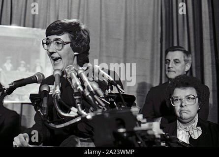 Washington DC, USA, 15. Februar 1984 Washington DC, USA, 15. Februar 1984 ehemaligen Vereinigten Staaten Vizepräsident Walter Mondale der Demokratische Präsidentschaftskandidat eine Fundraising Rallye am Sitz der sorgt jetzt. Er ist inzwischen Präsident Judy Goldschmied und Kongressabgeordnete Barbara Mikulski Demokrat von Maryland begleitet Stockfoto