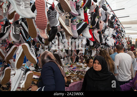 Anzeige von Schuhen zum Verkauf an einer Straße im Stadtteil Fatih Istanbul Stockfoto