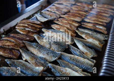 Filets von Makrelen in einem Fischrestaurant Unterhalb der Galata Brücke in Istanbul, Türkei gegrillt Stockfoto