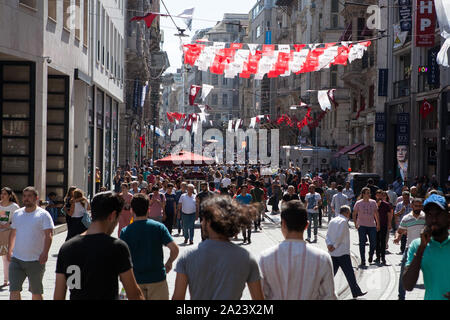 Fußgänger in Istiklal Caddesi (Independence Avenue) im Stadtteil Beyoğlu Istanbul Stockfoto