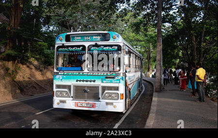 KANDY, SRI LANKA - 05. AUGUST 2019: Die meisten Überlandbusse in Sri Lanka sind schnell, und es ist ein Bus für alle Menschen. Es ist lokale transportati Stockfoto