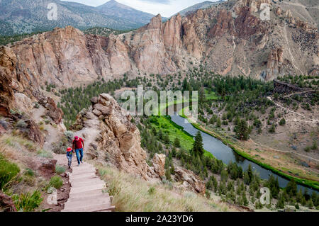 Auf dem Elend Ridge Trail bei Smith Rock, ein Vater und Sohn Wanderung auf die Schritte, die hoch über dem Crooked River, in der Nähe von Bend, Oregon. Stockfoto