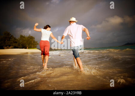 Ansicht der Rückseite ein paar Spaß am Strand. Stockfoto