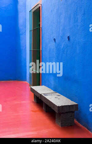 Juli 25, 2019: Informationen über den Hof im Museo Frida Kahlo, auch als die Casa Azul oder Blue House bekannt. Frida's Museum. Mexiko Stadt Stockfoto