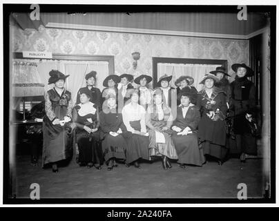 PAN AMERICAN wissenschaftlichen Kongress. Meine Damen WAREN ADJUTANTEN AUF DEM KONGRESS. Sitzt VORNE: MISS ARIVERO VON KUBA; MISS MAUD SCRUGGS, USA; Fräulein MORALES, Panama; Frau. T.C. DAWSON, USA; MADAME MANSANTO, Venezuela; Fräulein Y CORTINA, Kuba. Stehend hinten: Frau. Rechts VERFELD, Manila; Frau. E.M. AMORES, Kuba,; Frau. C.L. G. Stockfoto