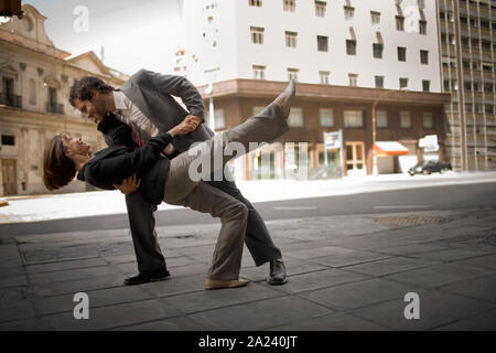 Blick auf eine Frau küssen ein älterer Mann. Stockfoto