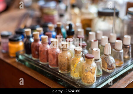 Juli 25, 2019: Sammlung von Kunst der Netzteile im Studio der Frida Kahlo Museum (La Casa Verde). Coyoacán, Mexiko Stadt Stockfoto