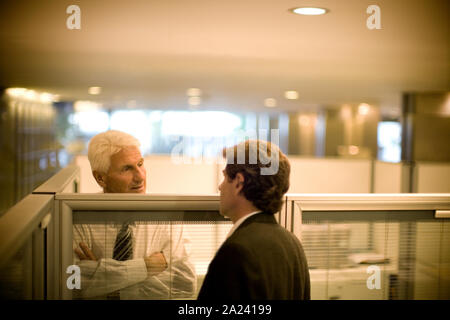 Seitliche Sicht auf zwei Männer in einem Gespräch. Stockfoto