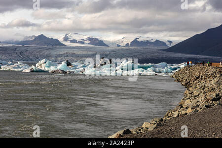 Eisberge in der Gletscherlagune Jökulsárlón im südlichen Island. Stockfoto