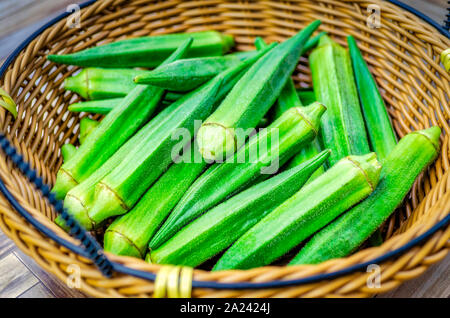 Nahaufnahme von frischen, rohen Okra Gemüse in einem Korb. Stockfoto