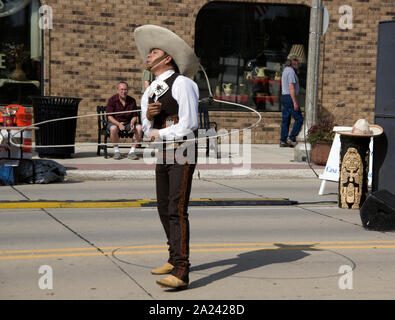 Javier Escamilla von Hermanos Escamilla und Ballet Folklorico Nacional führt Lasso hat Rope Trick bei zwei Flüssen ethnischen Fest Street Fair. Stockfoto