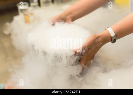 Rauch aus flüssigem Stickstoff in einer Metallschüssel. Labor Experimente mit flüssigem Stickstoff. Stockfoto