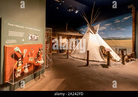 Beispiel einer Hochebene Native American Teepee oder Tipi auf Anzeige in einer Ausstellung am High Desert Museum in Bend, Oregon. Stockfoto