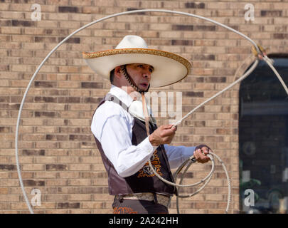 Javier Escamilla von Hermanos Escamilla und Ballet Folklorico Nacional Durchführung Seil Tricks an ethnischen Fest Street Fair in zwei Flüssen, Wisconsin. Stockfoto