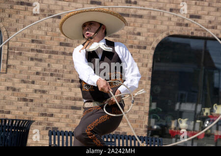 Javier Escamilla führt Texas Skip Rope Trick an ethnischen Fest Street Fair in zwei Flüssen, Wisconsin. Er hält den Weltrekord von 100 Sprünge in der Minute. Stockfoto