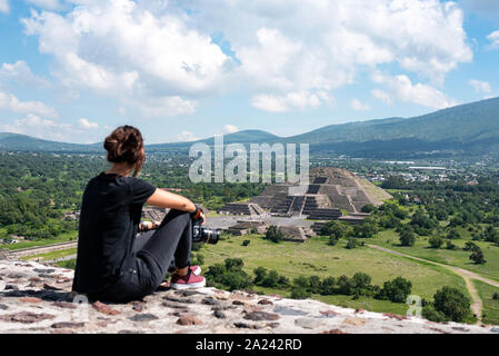 Frau an der Straße der Toten und die Pyramide des Mondes in Teotihuacan Ruinen suchen, Mexiko Stockfoto