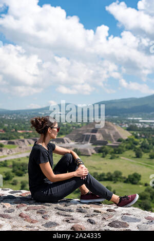 Frau an der Straße der Toten und die Pyramide des Mondes in Teotihuacan Ruinen suchen, Mexiko Stockfoto