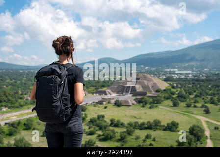 Frau an der Straße der Toten und die Pyramide des Mondes in Teotihuacan Ruinen suchen, Mexiko Stockfoto