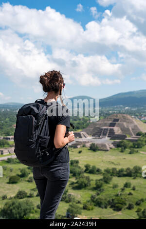 Frau an der Straße der Toten und die Pyramide des Mondes in Teotihuacan Ruinen suchen, Mexiko Stockfoto