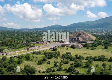 Luftaufnahme von der Straße der Toten und die Pyramide des Mondes. Teotihuacan, Mexiko Stockfoto