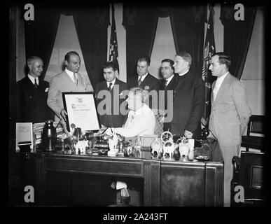 Präsident empfängt Brüderlichkeit Mitgliedschaft blättern. WASHINGTON, D.C., am 24. Juni. Präsident Roosevelt erhielt heute eine Schriftrolle in VERTRETUNG SEINER MITGLIEDSCHAFT IN DER GRIECHISCHEN REIHENFOLGE DER AHEPA. Er wurde initiiert, IN DER REIHENFOLGE, März 11, 1931, ALS GOUVERNEUR VON NEW YORK. Die griechischen PÄDAGOGISCHE VERBINDUNG BILDETE DIE DARSTELLUNG DURCH ARTHUR G. SYRAN, NEW YORK, Präsident. IN DER FOTOGRAFIE, L bis R: Johannes DOUNOUCOS, ARTHUR G. VOUCHELAS SYRAN, Peter, Präsident Roosevelt, CONSTANTINE G. ECONOMON, EL POLITES, REV. THOMAS J. LACEY, UND THOMAS PALEDES Stockfoto