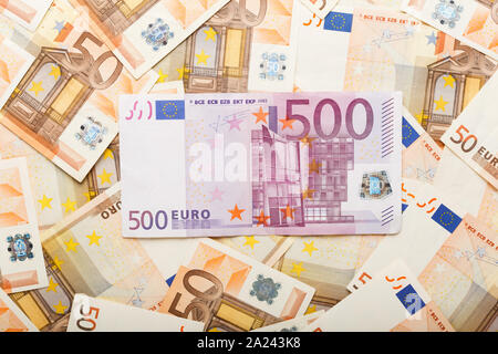 500 Euro auf dem Hintergrund aus verstreuten euro Rechnungen 50 50 Banknoten. Geld, Wirtschaft, Finanzen, Sparen, Banken- Konzept. Wechselkurse Stockfoto