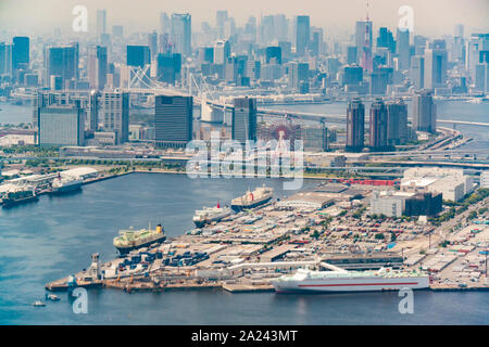 Blick auf Toyo Stadt vom Flugzeug absteigend in Haneda Airport Stockfoto