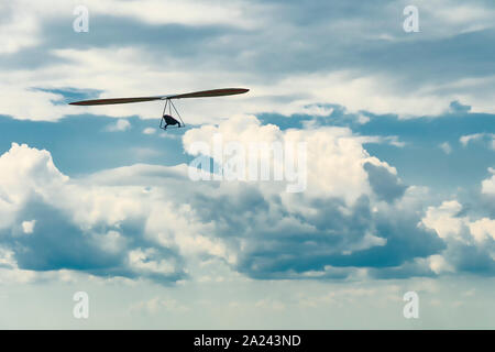 Hängegleiter Flügel Silhouette und schönen Himmel mit Wolken. Extreme airborne Sport Stockfoto