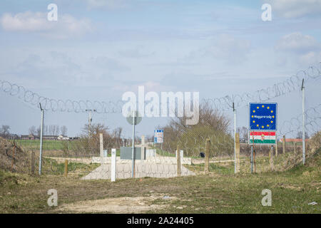 RASTINA, Serbien - 19 März 2016: EU-Eingang Beschilderung durch den Grenzzaun zwischen Rastina (Serbien) und Bacsszentgyorgy (Ungarn), diese Grenze blockiert Stockfoto