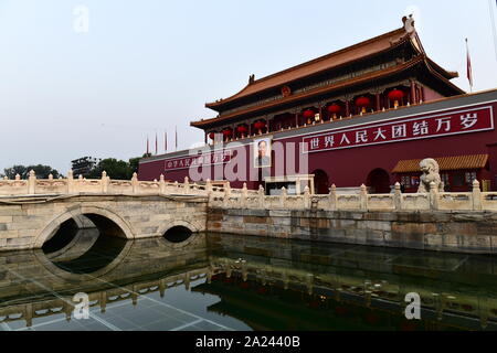 Peking, China. 1. Okt, 2019. Der Tian'anmen Podium steht im Zentrum von Peking, der Hauptstadt von China, am 1. Oktober 2019, zum 70. Jahrestag der Gründung der Volksrepublik China. Das Porträt ist die der verstorbenen chinesischen Führer Mao Zedong. Der Slogan auf der linken Seite lautet "Lang lebe der Volksrepublik China". Und die richtige lautet: "Lang lebe der Welt Menschen Einheit". Quelle: Guo Xulei/Xinhua/Alamy leben Nachrichten Stockfoto