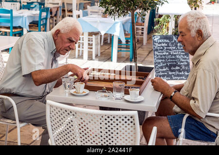 Griechische Männer spielen Backgammon Gaios Stadt Paxos Griechische Inseln Griechenland Stockfoto