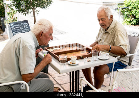 Griechische Männer spielen Backgammon Gaios Stadt Paxos Griechische Inseln Griechenland Stockfoto