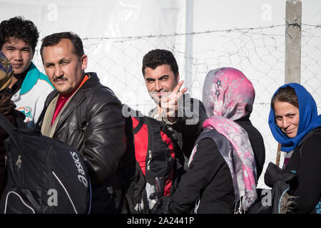 GEVGELIJA, MAZEDONIEN - Dezember 13, 2015 Flüchtlinge lächelnd warten Mazedonien von der Stadt Eidomeni Idomeni in Griechenland an der Grenze zu M eingeben Stockfoto