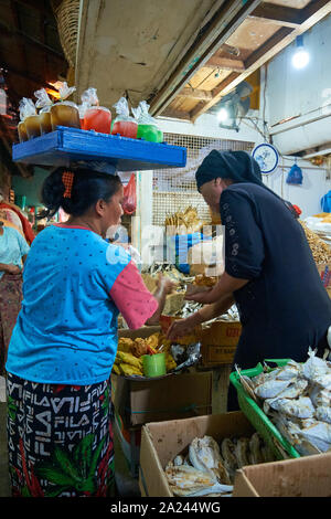 Eine Frau, die mit ihrem Angebot an kalten Drink Beutel an der alten, lokalen, traditionellen Markt, Pasar Pabean. Im arabischen Viertel Abschnitt von Surabaya Stockfoto