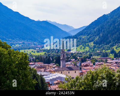 Luftaufnahme von Pinzolo, Südtirol, Dolomiten, Nord Italien Stockfoto