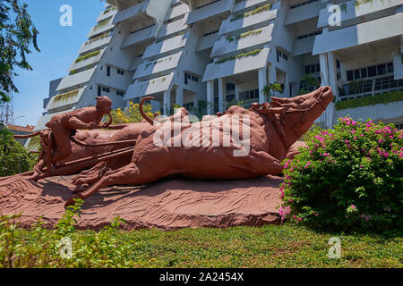 Eine große Skulptur des Reiters racing Bullen. Der Sport ist Karapan Sapi genannt und ist beliebt in East Java. In Surabaya, Indonesien. Stockfoto